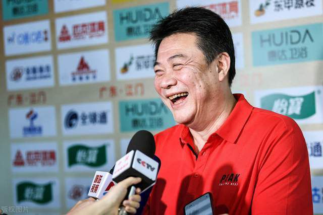 德国二战题材影片。影片按照真实故事改编，讲述了一位十九岁的通俗国防兵威利赫罗德在二战最后两周内成为所谓的“埃姆斯兰德刽子手”的故事。他凭仗捡到的上尉礼服而冒充军官，将溃散的其他兵士堆积起来构成出格使命小组，一路抢掠地在即将沦陷的纳粹帝国年夜地上随心所欲，并以元首为楷模把握起拘系和生杀年夜权。该片取得了客岁圣塞巴斯蒂安国际片子节的最好摄影奖。